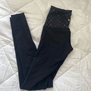 Size 4 BLACK Lululemon High Rise Wunder Under with reversible band